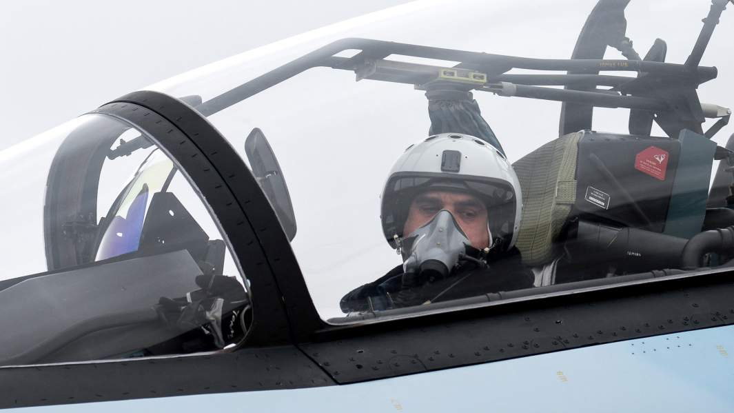 летчик в кабине многоцелевого истребителя Су-30СМ