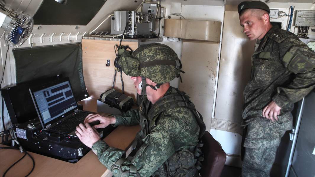 Военнослужащие в автомобиле комплекса РЭБ «Дзюдоист»