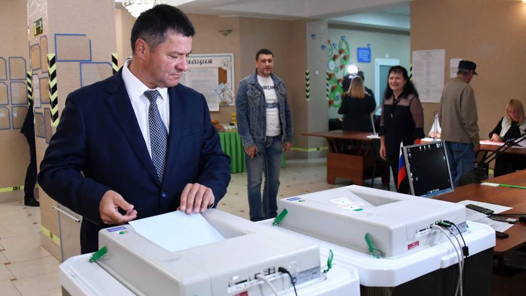Кандидат на пост губернатора Приморского края Андрей Тарасенко на избирательном участке во Владивостоке в единый день голосования