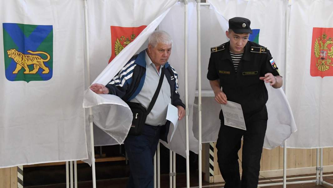 Избиратели голосуют в ходе второго тура выборов губернатора Приморского края на избирательном участке во Владивостоке