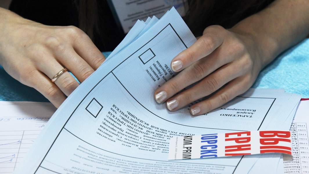 Бюллетени на избирательном участке во Владивостоке