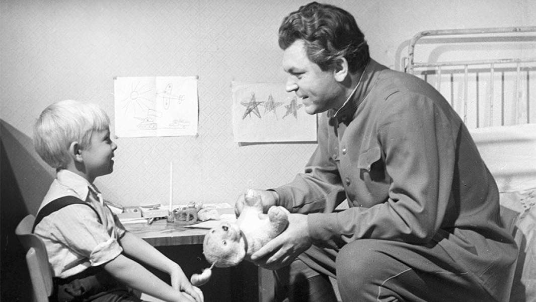 Сергей Бондарчук в сцене из фильма «Сережа»