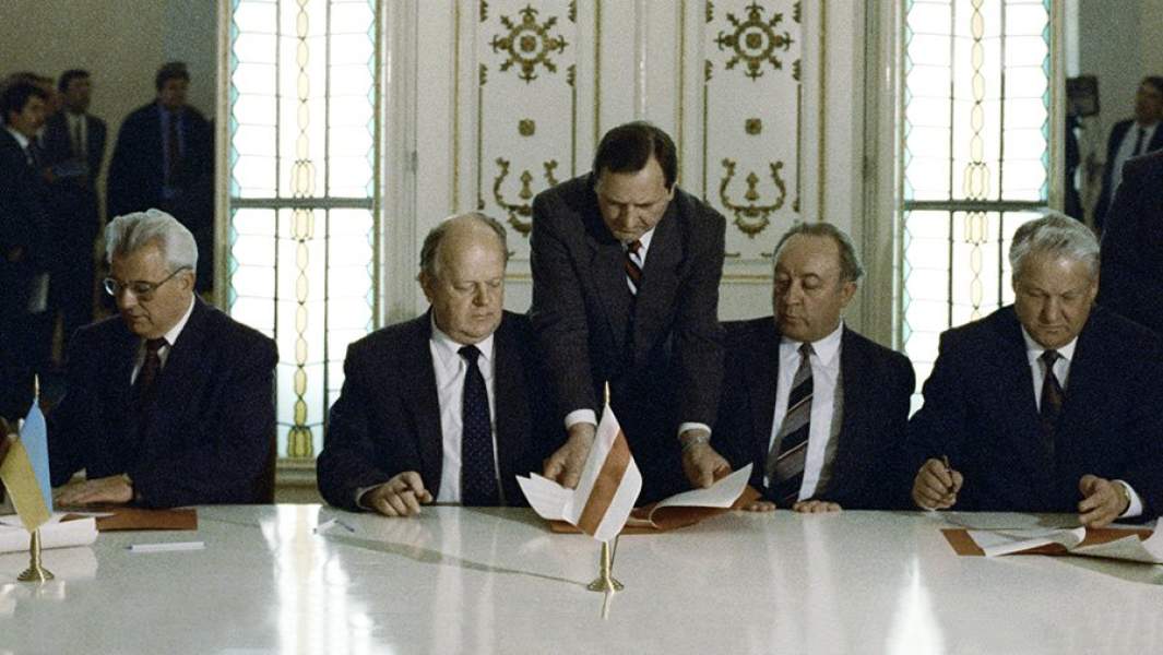 Президент России Борис Ельцин (второй справа), Президент Украины Леонид Кравчук (слева) и Председатель ВС Беларуси Станислав Шушкевич (второй слева) подписывают Соглашение о создании Содружества Независимых Государств