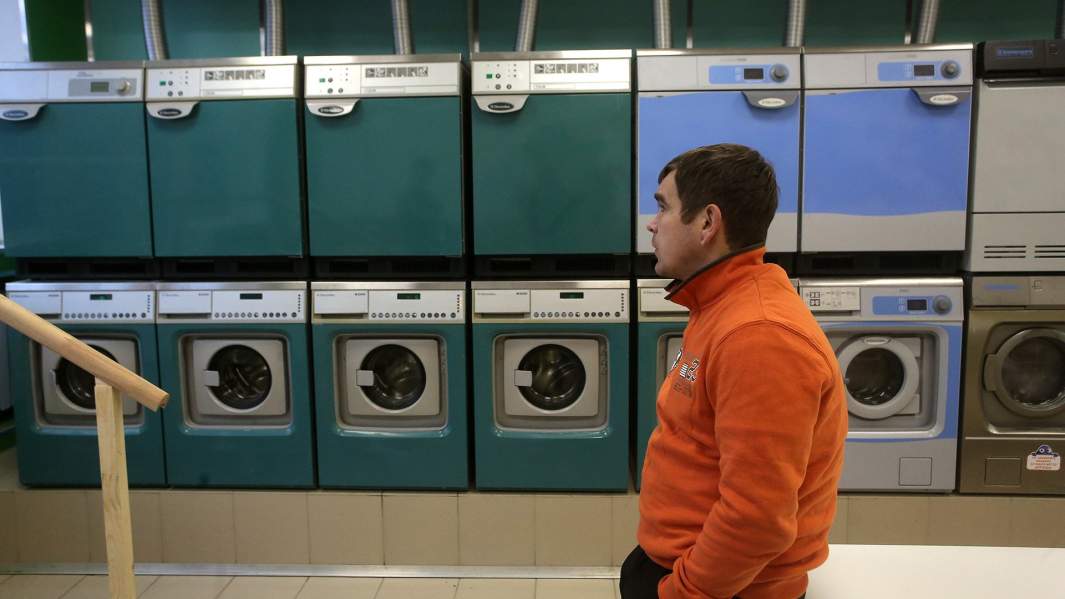 Бездомный во время стирки одежды