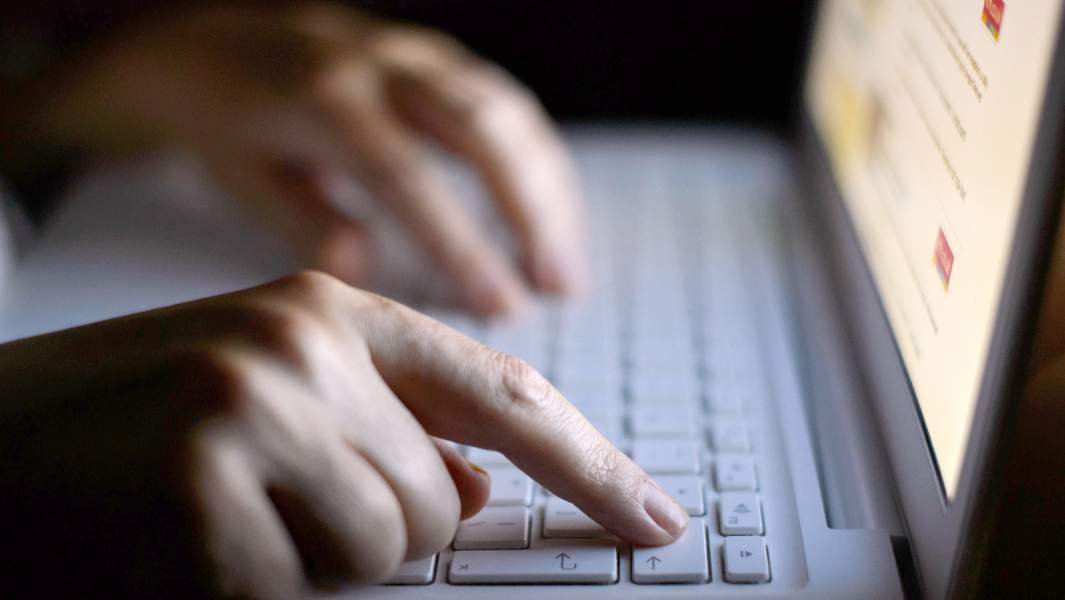 поиск интернет клавиатура рука палец