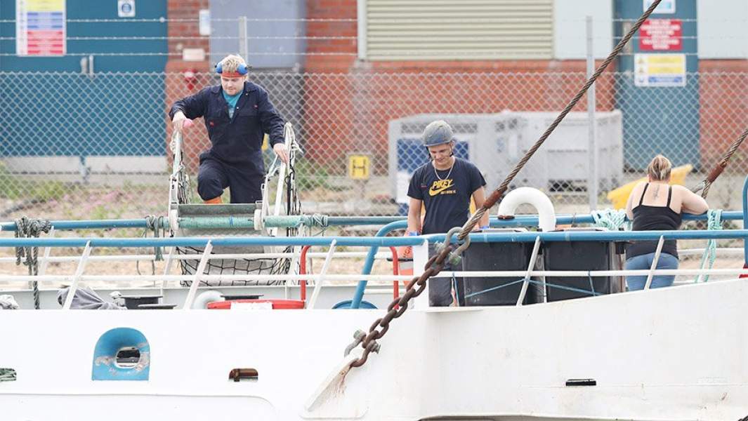 Британские рыбаки, промышляющие ловлей гребешков в порту