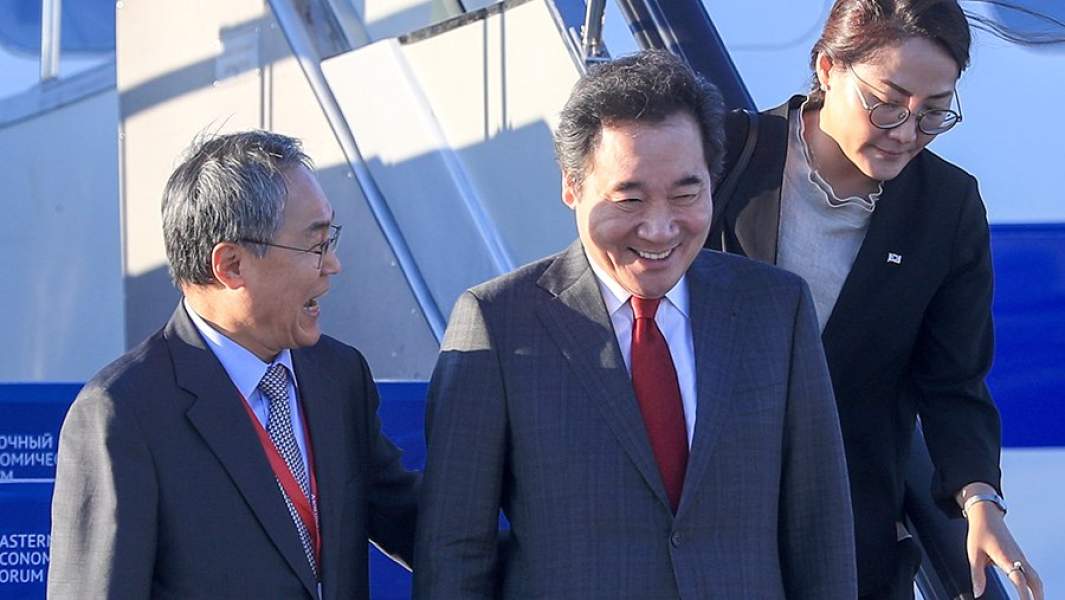 Посол Республики Корея в РФ У Юн Гын и премьер-министр Республики Корея Ли Нак Ен (слева направо), прибывший для участия в IV Восточном экономическом форуме, во время встречи в аэропорту Владивостока