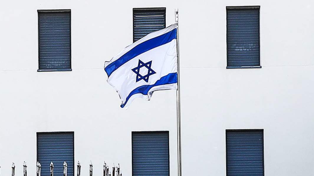 израильский флаг на фоне Посольства Израиля в Москве