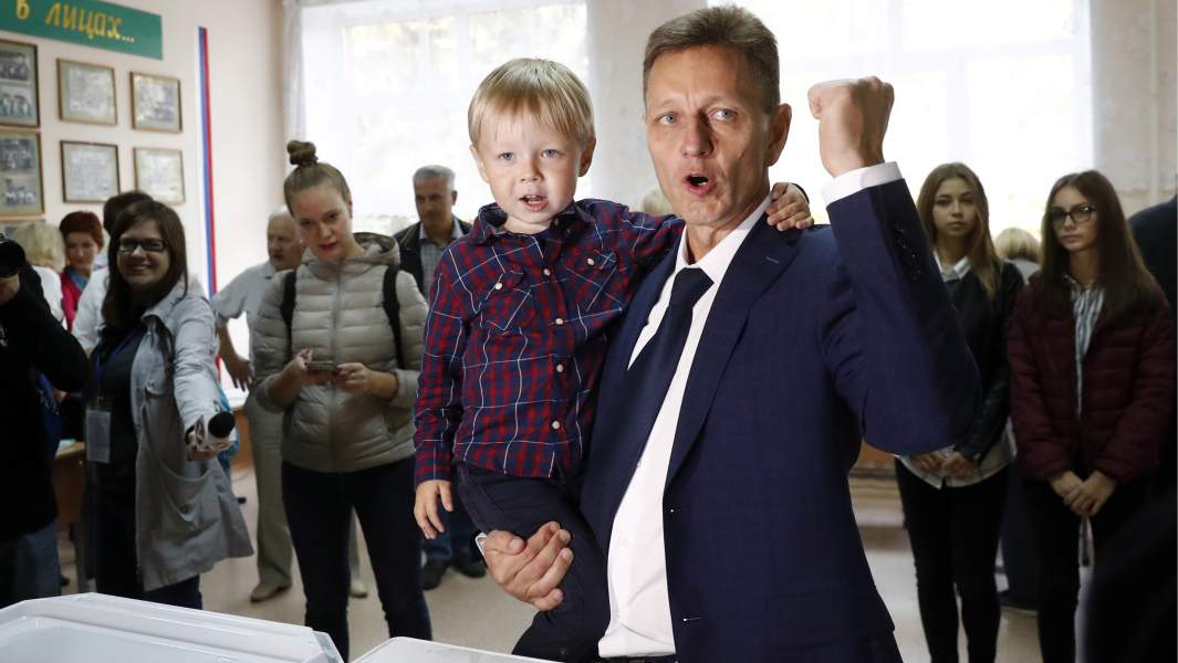 Кандидат на пост губернатора Владимирской области от ЛДПР Владимир Сипягин с сыном во время голосования на избирательном участке