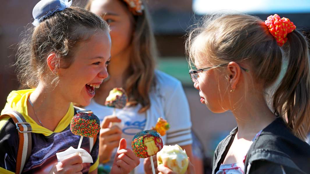 две девочки едят яблоки 