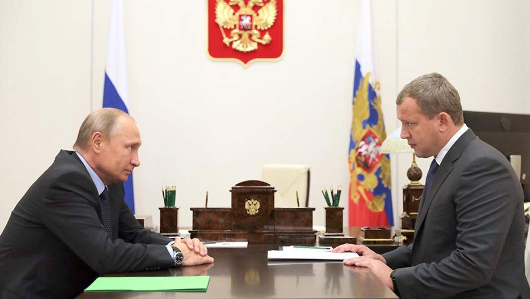 Президент РФ Владимир Путин и бывший заместитель руководителя Федеральной таможенной службы России Сергей Морозов во время встречи