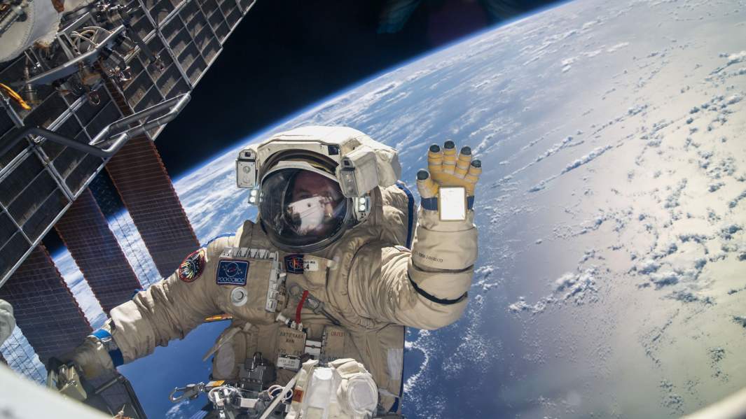 Российские космонавты во время выхода в открытый космос 