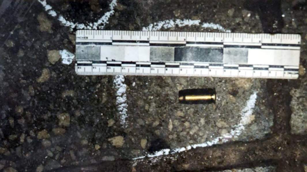 Гильзы, обнаруженные на месте убийства бизнесмена в подъезде дома на улице Смольной