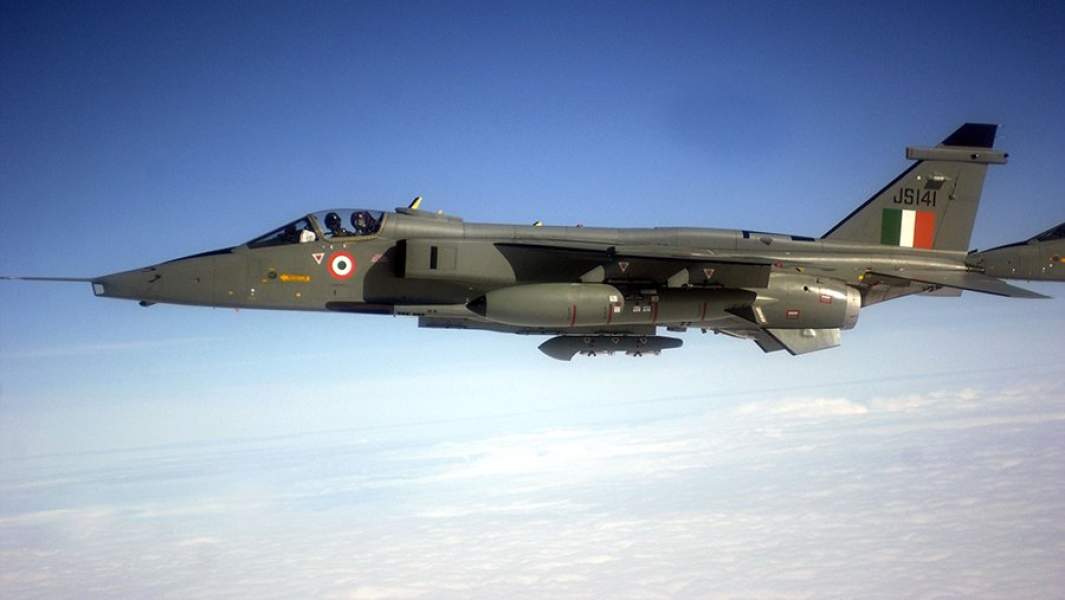 Истребитель-бомбардировщик СЕПЕКАТ «Ягуар» ВВС Индии в небе