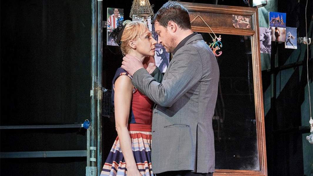 «Двое на качелях»