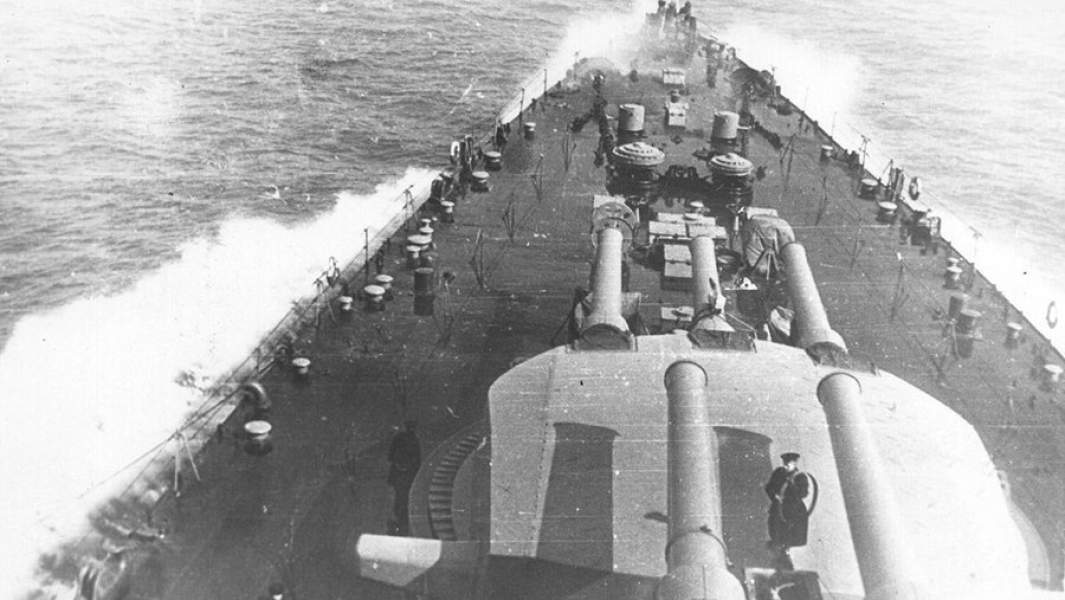 Линкор «Новороссийск» в походе. Вид на башню орудий главного калибра