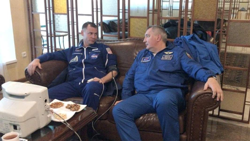 Астронавт NASA Ник Хейг и генеральный директор госкорпорации «Роскосмос» Дмитрий Рогозин в Жезказгане