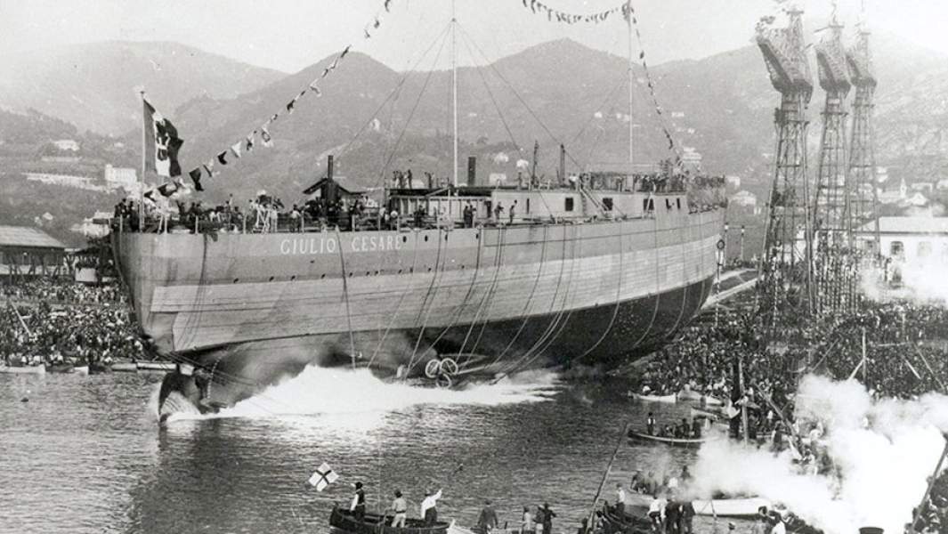 Линейный корабль «Джулио Чезаре» во время спуска на воду на верфи Ансальдо в Генуе. 15 октября 1915 года