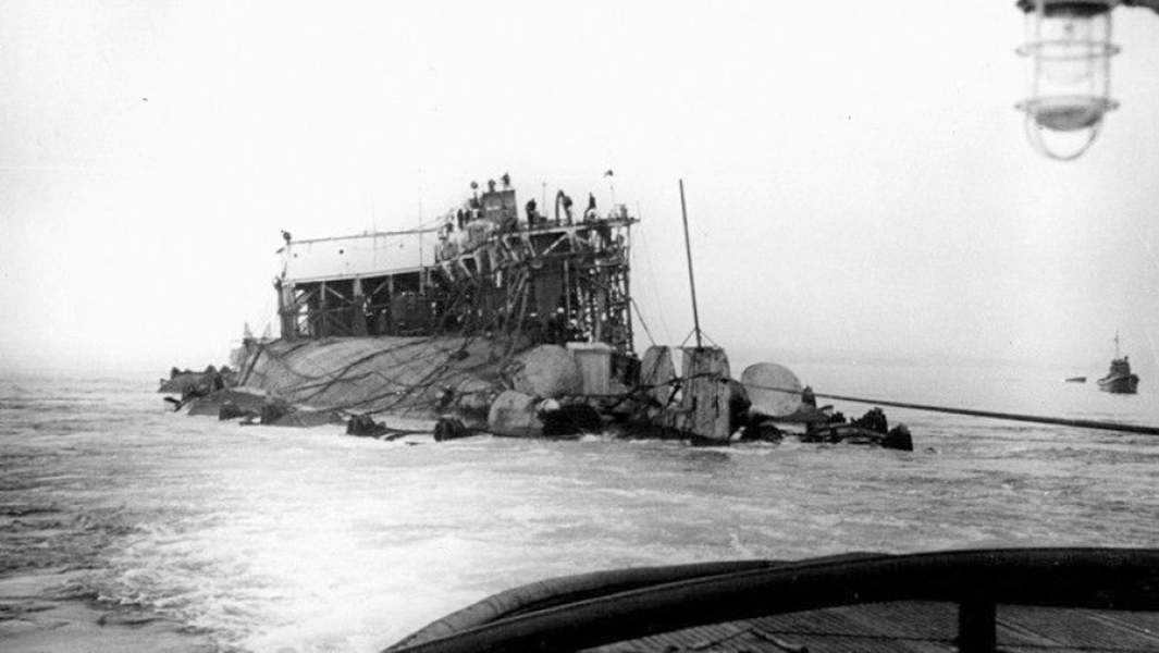 Вывод линейного корабля «Новороссийск» в Казачью бухту после подъема