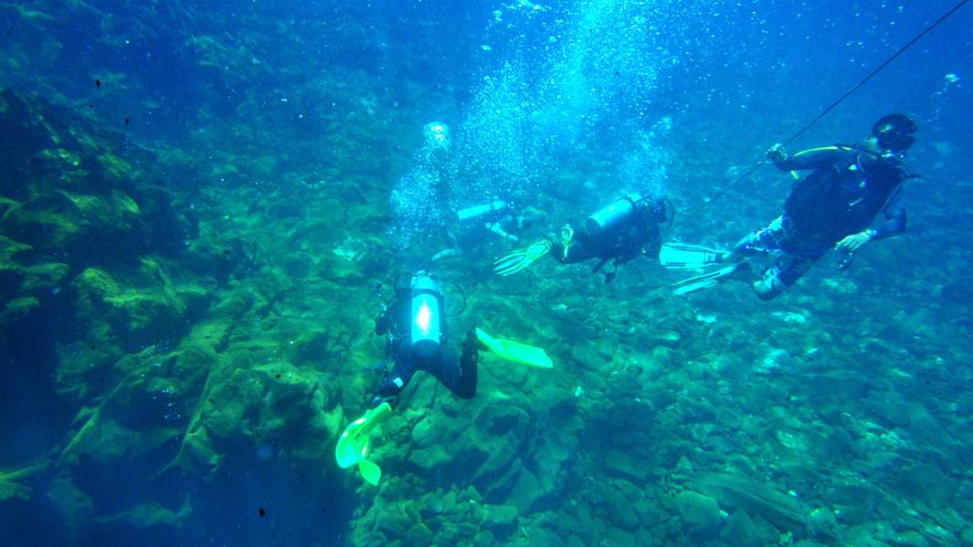 Аквалангисты ныряют к кратеру подводного вулкана