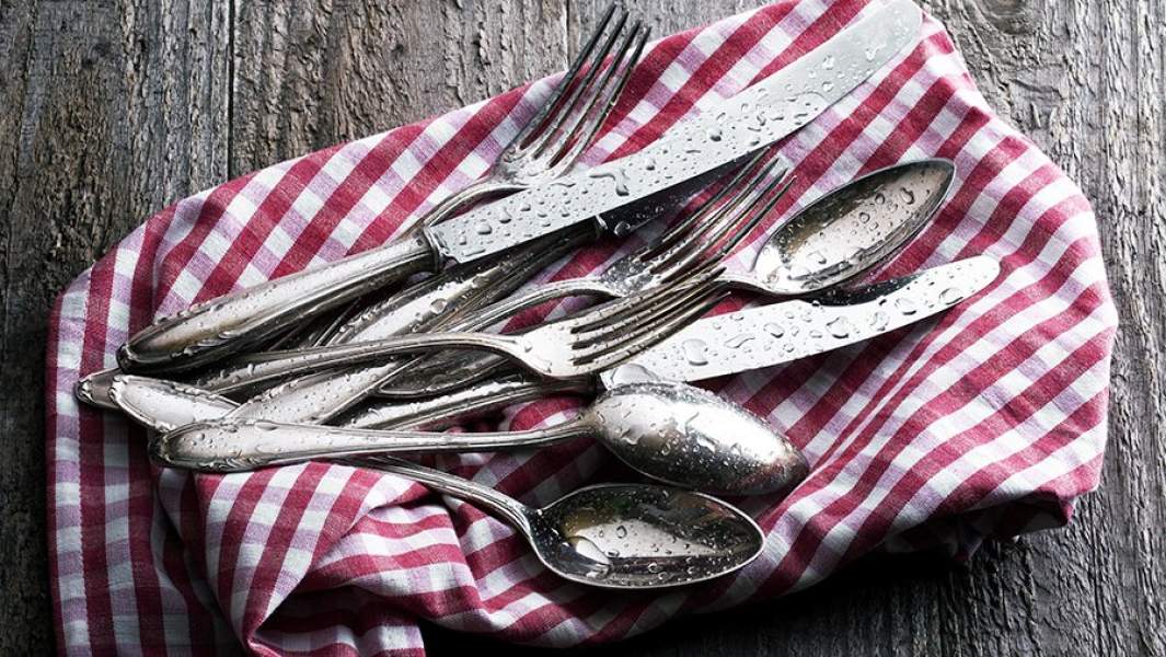 стол приборы вилки ложки