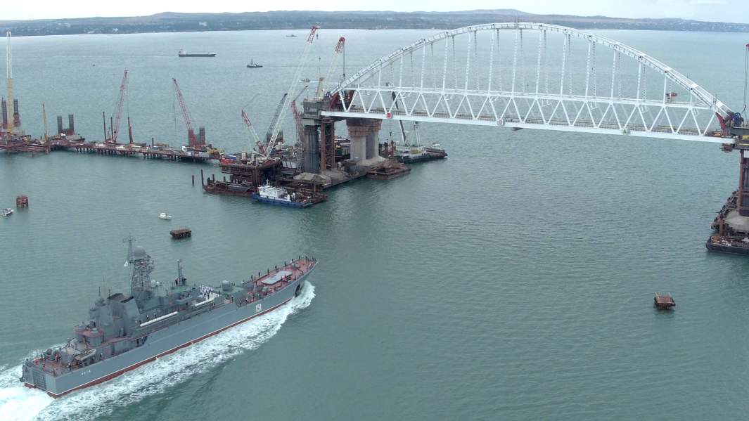 Десантный корабль Черноморского флота ВМФ пересекает Керченский пролив по пути в Азовское море