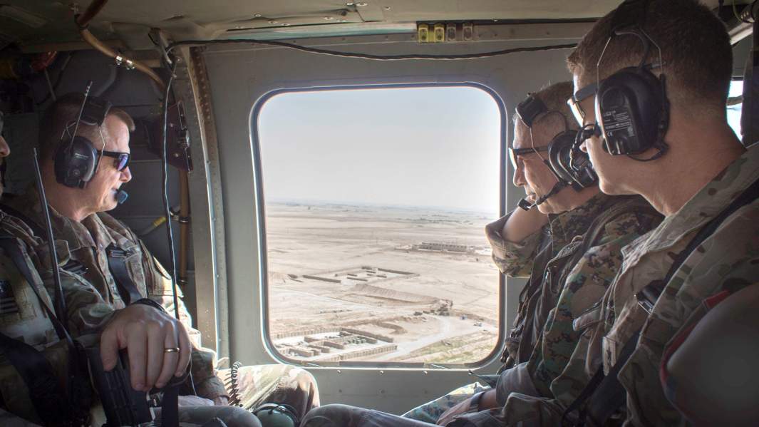 Военные США совместно с членами вооруженной оппозиции Сирии совершают облет в долине реки Сивер в средней части Евфрата