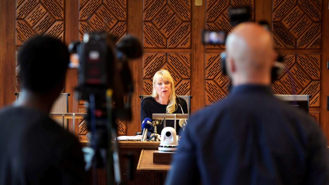 Судья Гудрун Антеман выносит приговор Жан Клоду Арно