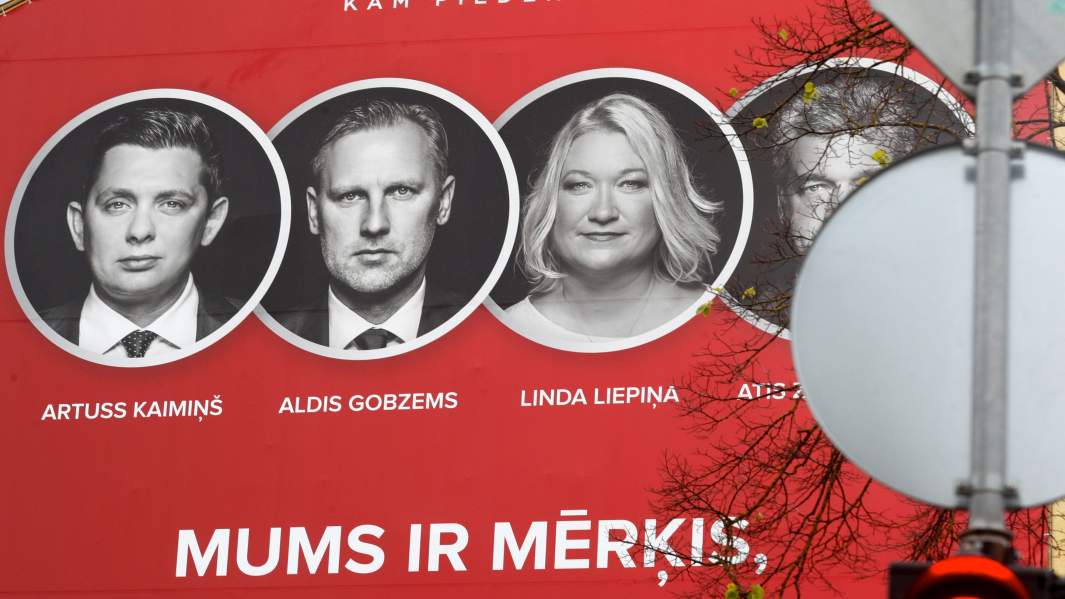 Предвыборный плакат на стене дома в Риге