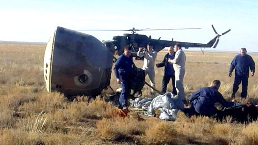 Специалисты собираются возле капсулы корабля «Союз», в которой спустились астронавт США Ник Хейг и российский космонавт Алексей Овчинин после аварийной посадки