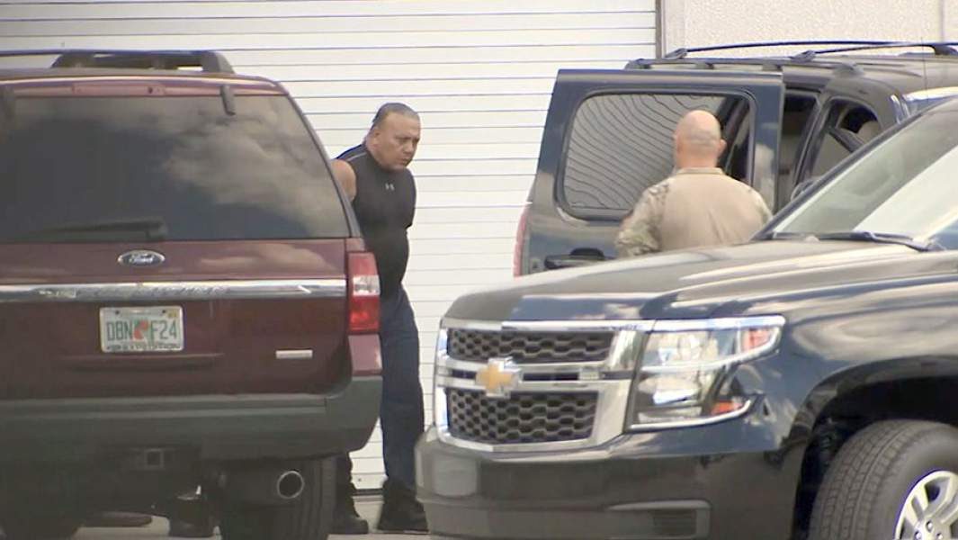 Сотрудники ФБР сопровождают Сизара Сейок в штаб-квартиру ФБР