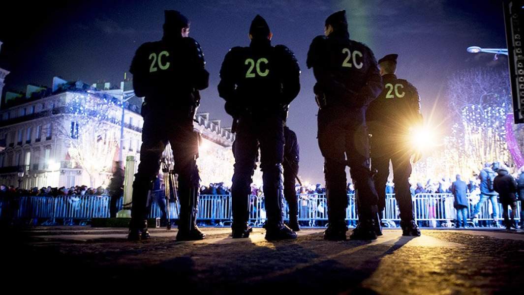Полицейский патруль в новогоднюю ночь в Париже