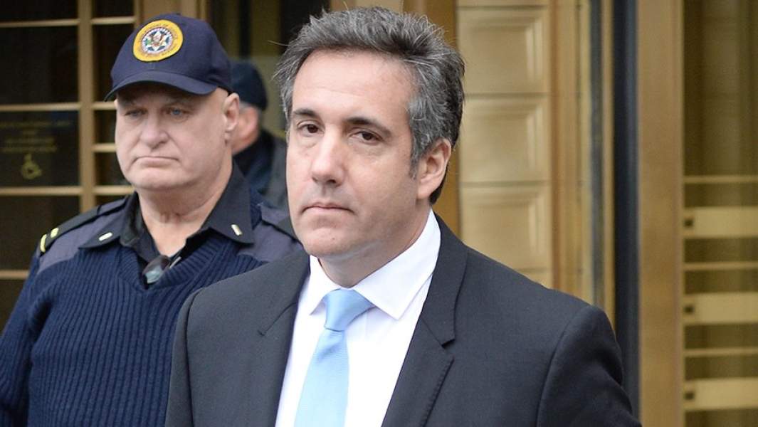 Бывший адвокат Дональда Трампа Майкл Коэн покидает здание суда в Нью-Йорке