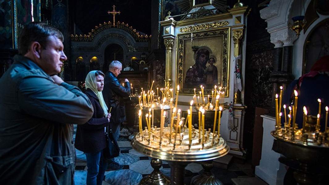 Прихожане во Владимирском соборе в Киеве