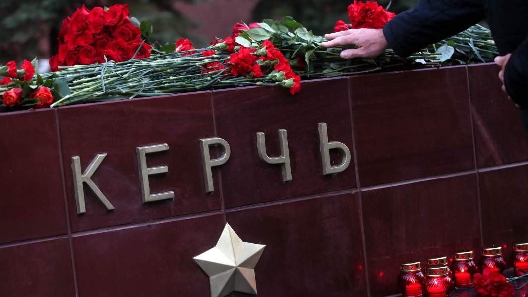 Цветы у мемориала Города-героя Керчи