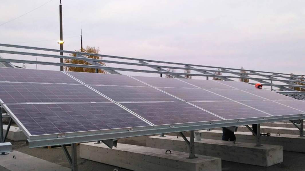 Монтаж сооружения солнечной электростанции