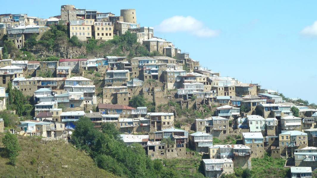 Аул Кубачи в Дагестане, на юге России. Вид на старую часть деревни с восстановленной башней