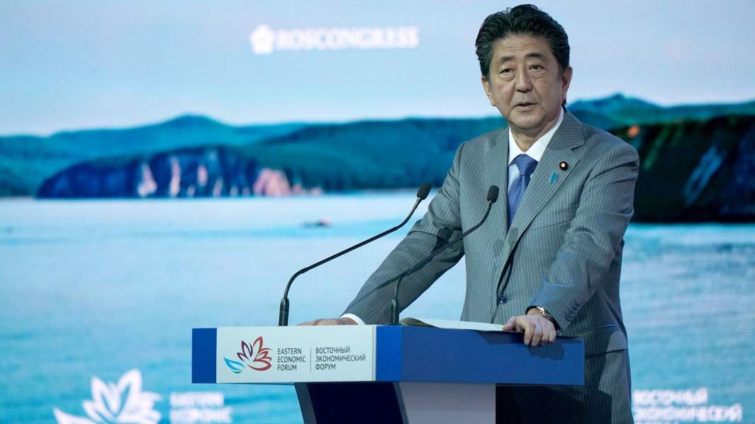 Премьер-министр Японии Синдзо Абэ на пленарном заседании "Дальний Восток: расширяя границы возможностей" IV Восточного экономического форума 
