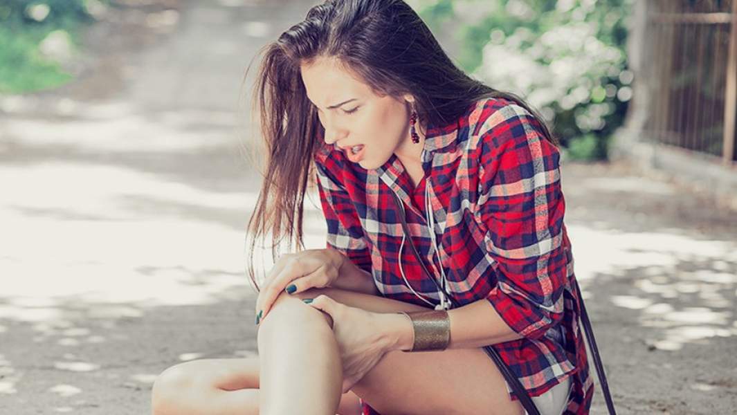 девушка травма колено