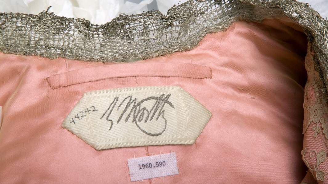 Внутренний лейбл вечернего пальто, принадлежащего Берте Палмер, с изображением подписи Чарльза Фредерика Ворта