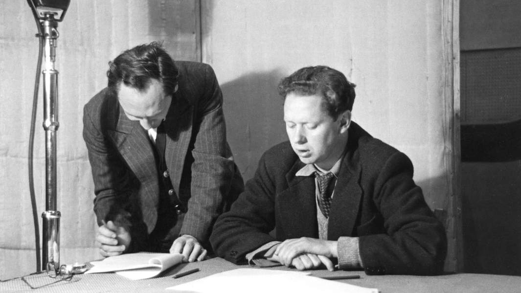 Британские поэты Патрик Дикинсон (слева) и Дилан Томас (справа) в радиостудии BBC, август 1946 года
