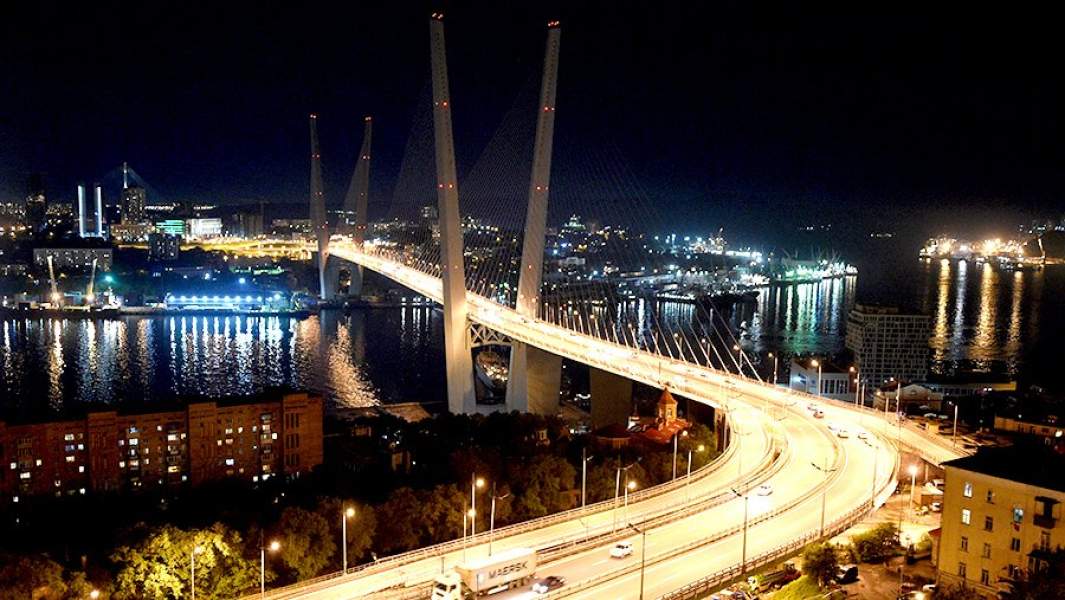 Владивосток. Вид на вантовый мост через бухту Золотой Рог