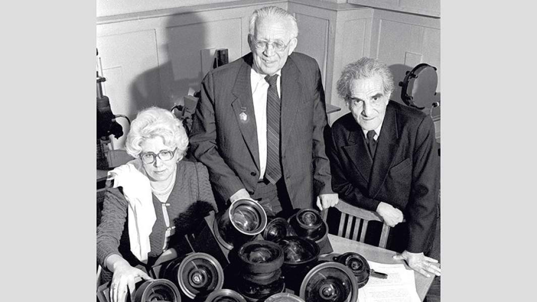 Лауреаты Ленинской премии, создатели пятого поколения широкоугольных аэрофотосъемочных объективов «Руссар» Михаил Русинов (в центре), Надежда Агальцова (слева) и Азим Шахвердов (справа)