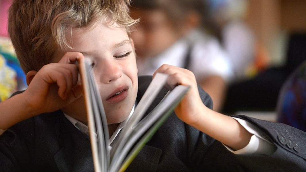 Первоклассник на первом уроке в одной из московских школ