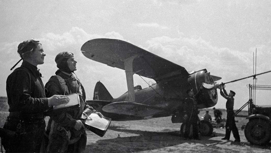 Летчики готовят самолет к боевому вылету