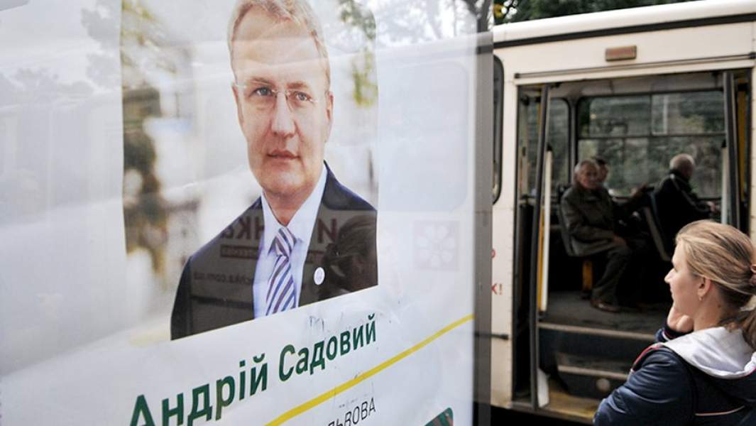 Агитационный щит политической партии "Объединение "Самопомощь", которое возглавляет мэр Львова Андрей Садовый, на одной из улиц Львова