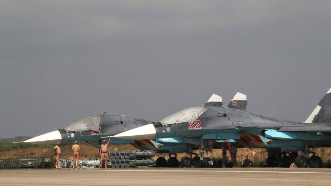 Российские самолеты Су-34 на базе Хмеймим в Сирии