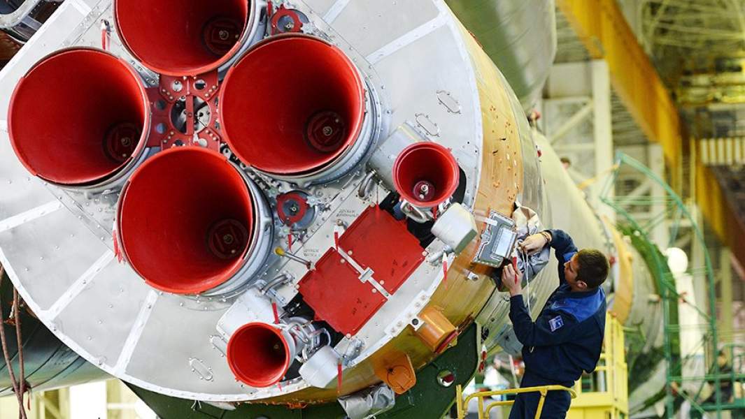 Рабочий во время процесса сборки и подготовки к вывозу на стартовый комплекс ракеты «Союз-ФГ» 