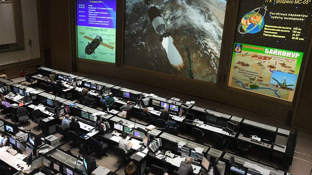 Сотрудники Центра управления полетами во время операции по выведению на орбиту транспортного грузового корабля «Прогресс»