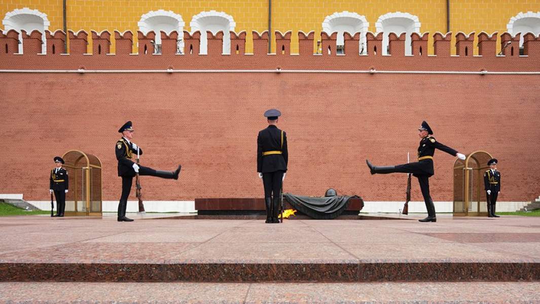 Фото пост 1 у мавзолея ленина